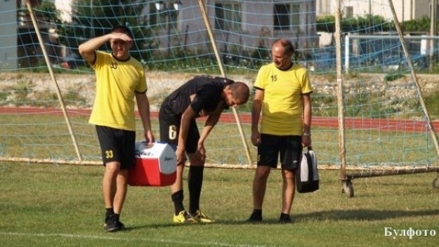 Защитник на Ботев Пловдив подновява тренировки