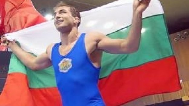 Великов печели финала, Бързаков губи
