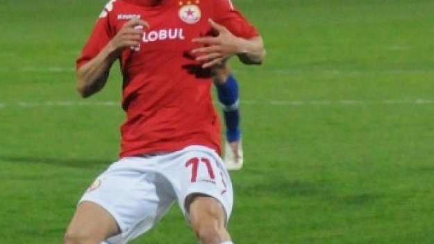 Стойчо взе 20 играчи на лагер за мача с Литекс