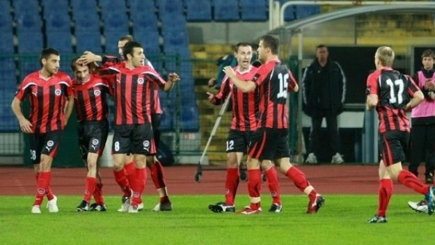 Локо Сф стартира с тройка контролите