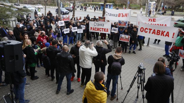 Легендарни борци и деца поискаха оставката на Станка Златева