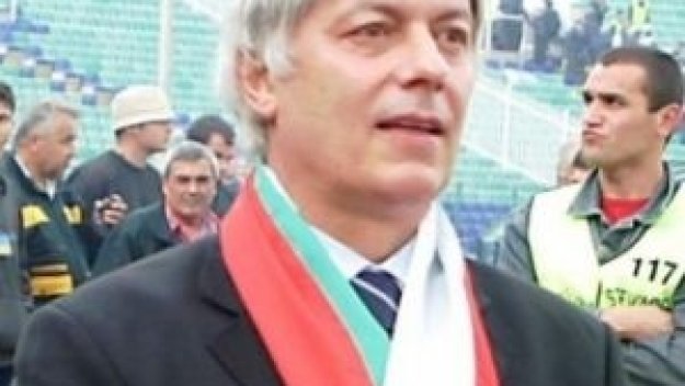 Валентин Михов дари парична помощ за нападател на Етър