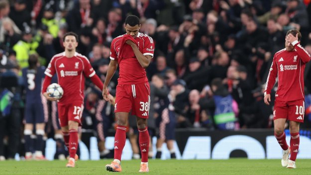 Нов резил за изтерзания Ливърпул! И ПСВ превзе „Анфийлд“