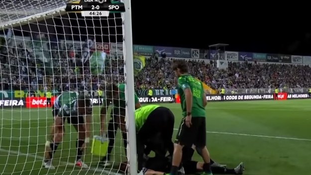 Защитник на Спортинг спаси живота на съотборник + ВИДЕО