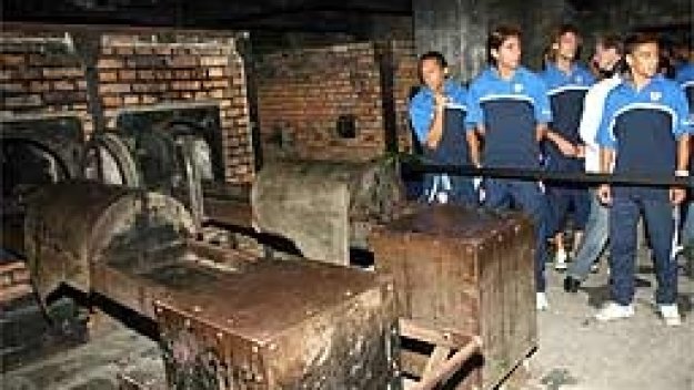 Лидерът в Испания посети лагер на смъртта