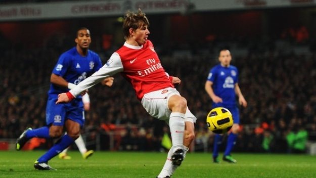 Арсенал се пребори с Евертън и съдията