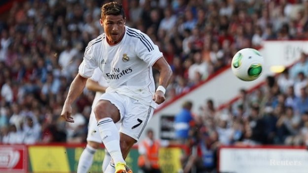 Роналдо счупил ръката на малчуган след удар от фаул + ВИДЕО