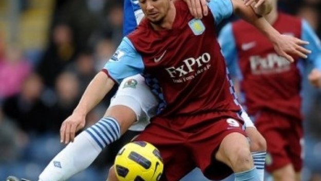 Стивън Айрлънд раздвоен между Блекбърн и Стоук Сити