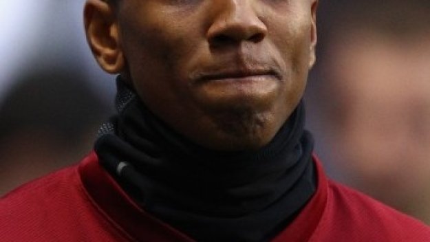 В Астън Вила се чудят как да накарат Йънг да поднови договора си