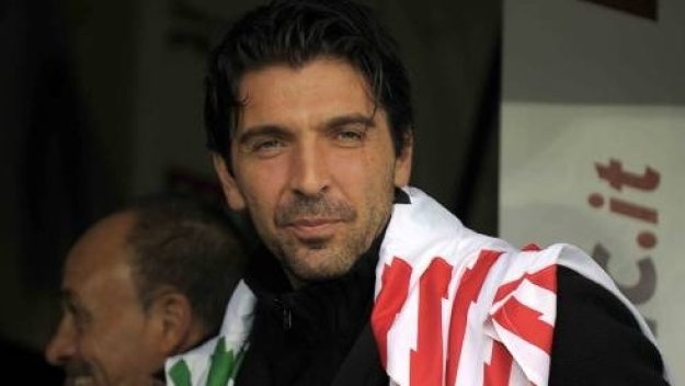 Буфон се радва от трибуните на &quot;Олимпико&quot; на победата над Чезена