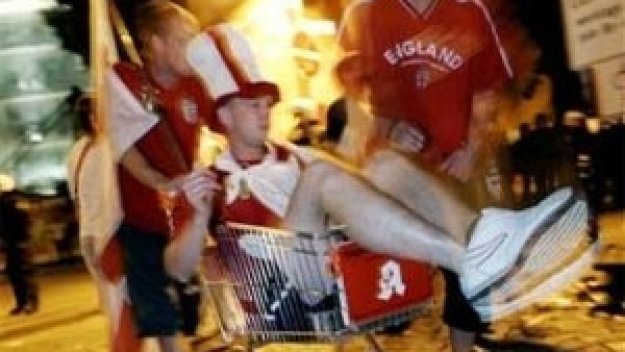 Английски фенове се млатят в бар в Щутгарт