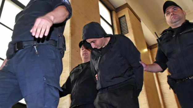 ОКОНЧАТЕЛНО: Хулиганът от Левски хвърлил бомбата остава зад решетките