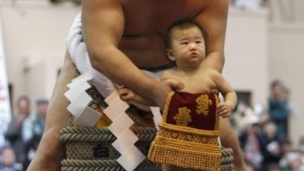 Йокодзуна Хакухо спечели купата на Императора след страхотна драма