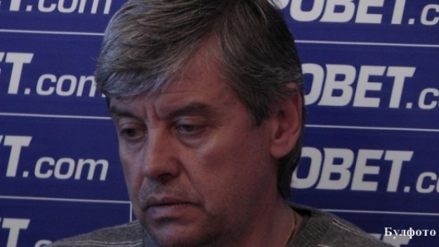 Легенда на Левски: Децата ритат на сгурия, а Зику прибира по 20 бона