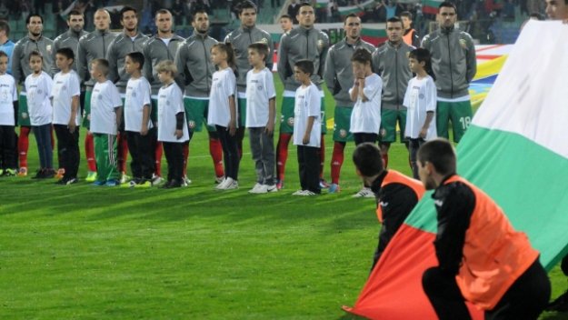 Футболните ни национали смениха екипите