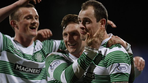 Селтик грабна титлата със стил