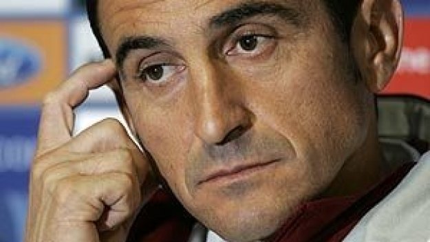 Севиля преподписа с треньора си