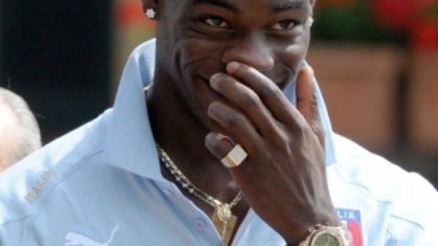 Балотели с екстравагантен &quot;автогол&quot;