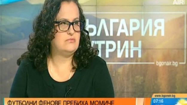 Ужас! Футболни фенове пребиха момиче + ВИДЕО