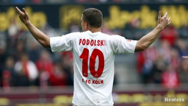 Подолски чака Робин ван Перси да му освободи 10-ти номер