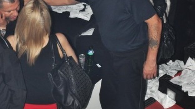 Вини Джоунс купонясва по анцуг в чалготека 