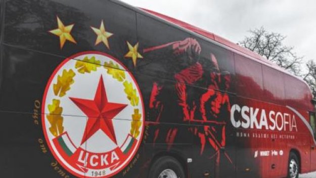 Новият автобус на ЦСКА се запали на стадиона в Коматево
