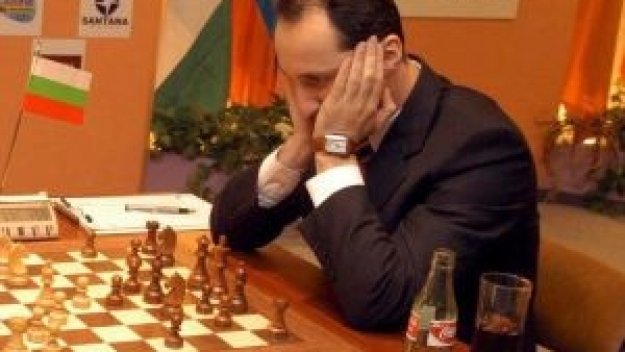 Топалов загуби в предпоследния кръг в Линарес