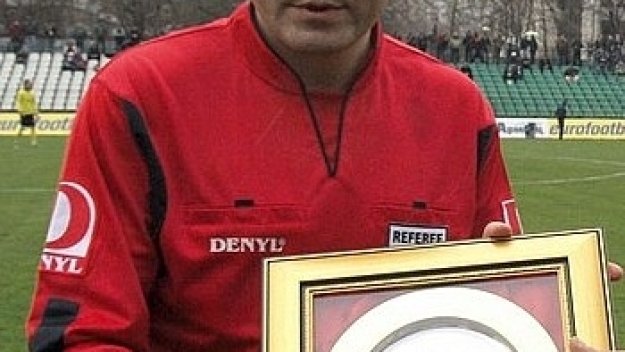 УЕФА тупа Генов по рамото