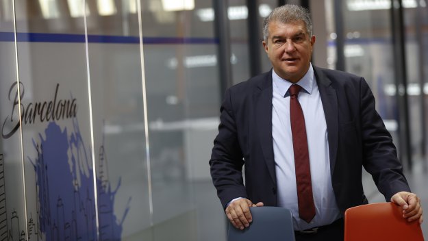 Лапорта иска да стяга Барса в средата