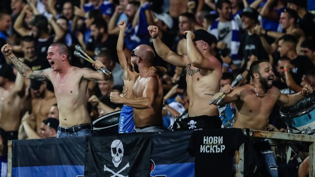 Фенове на Левски щурмуваха паметника на съветската армия