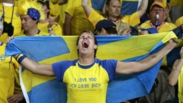 Швед си боядиса къщата в жълто