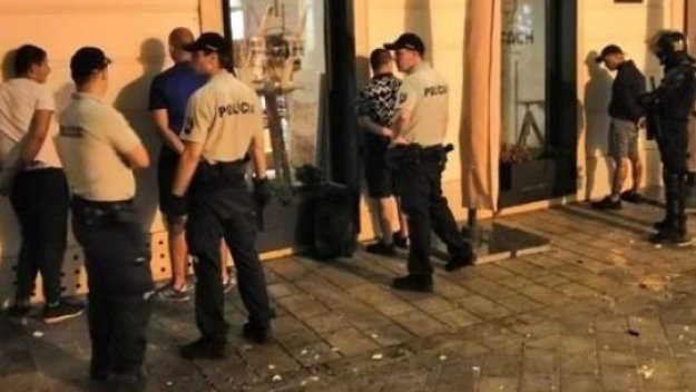 Очевидец на мелето в Братислава: Феновете на Левски пиеха вода