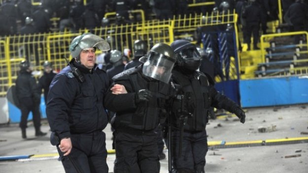 200 полицаи блокират Перник за Миньор - Левски