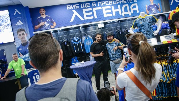 "Синя" любов: Левски изпрати Билал Бари подобаващо