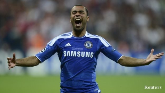 Ашли Коул стана келнер