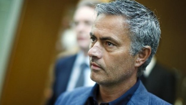 УЕФА опрости един мач на Моуриньо