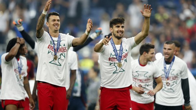 Барса нареди Андре Гомеш до Фиго и Деко
