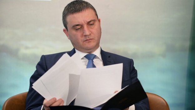 Финансовият министър поиска лимит на чужденците и на заплатите в Първа лига