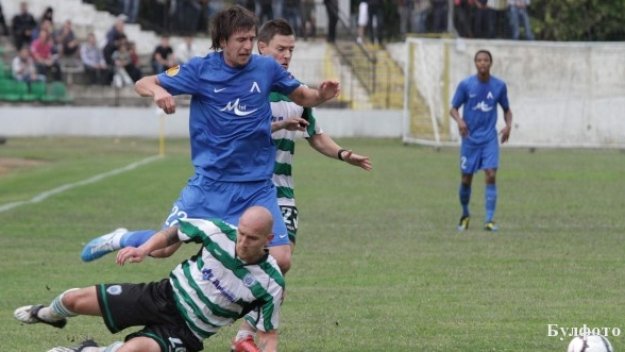 110 униформени ще пазят Черно море - Левски