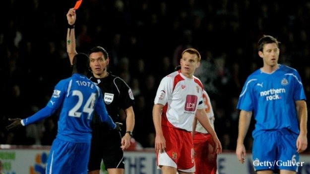 Анонимниците от Стивънидж изхвърлиха Нюкасъл от ФА Къп