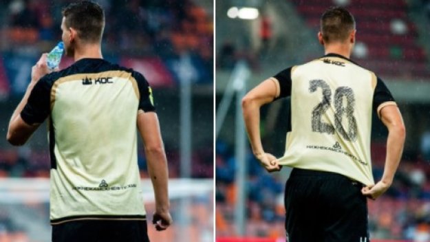 Куриоз: Рубин Казан изписа номерата на играчите върху фланелките с маркер + СНИМКИ