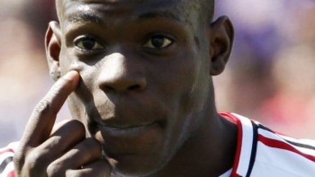 Наказват Балотели по видеозапис