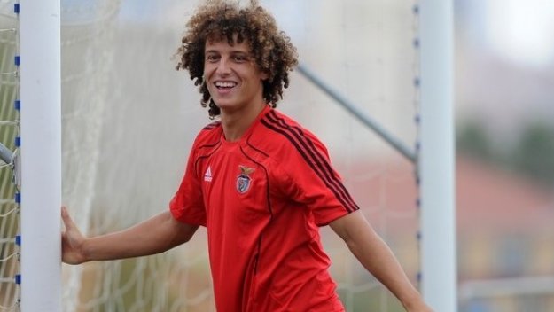 Челси и Сити се &quot;хващат за гушите&quot; за подписа на Давид Луис