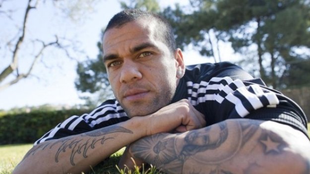 Дани Алвеш твърдо иска да остане на “Камп Ноу”