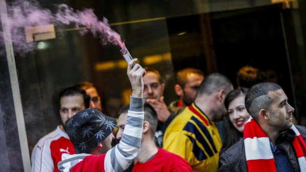 Шокиращо видео: Испанската полиция налага фен на Арсенал с палка по главата