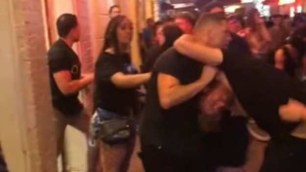 Скандално! ММА звезда преби човек на улицата, полицията го издирва + ВИДЕО
