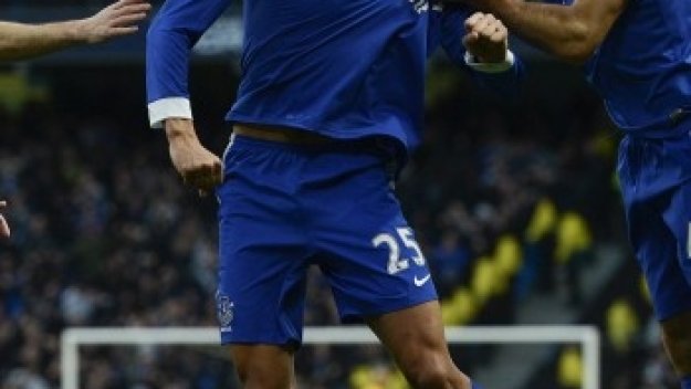 Челси откупува Маруан Фелаини от Евертън