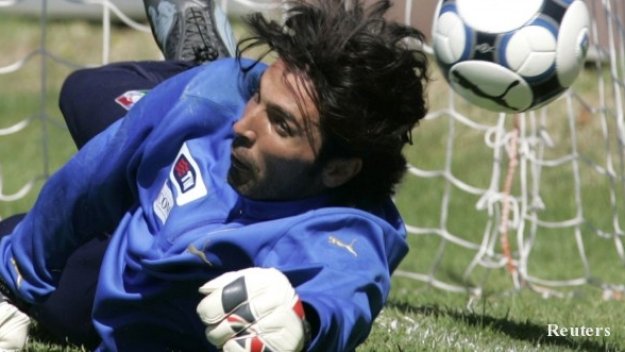 Буфон: Горд съм, че ще се изравня с легендарния Дино Дзоф