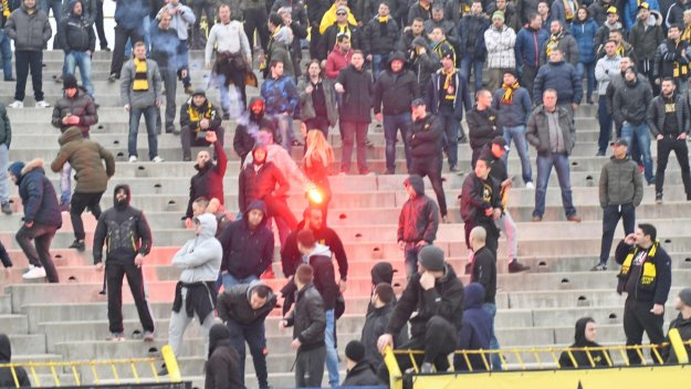 Бой между фенове на Ботев и Локо, млад мъж е с опасност за живота 