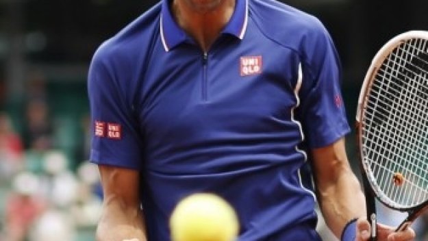 Ноле загуби сет, но продължава напред